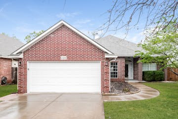 1125 Oak Creek Dr Moore, OK 73160
